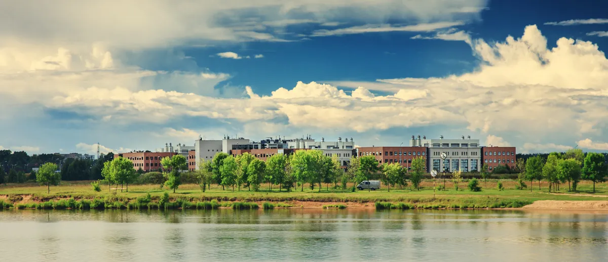 Panoramă a orașului Dubna, văzut de peste râu