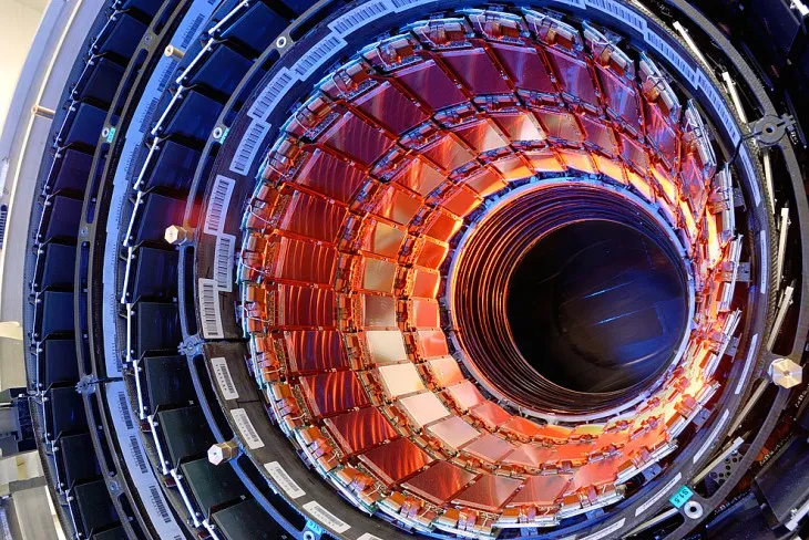 Interiorul unui detector al Marelui Accelerator de Hadroni, cu straturile sale inelare colorate