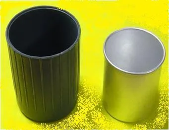 Două vase metalice de calorimetru, unul negru și unul lucios, pe fundal galben