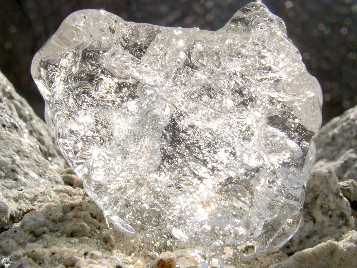 Cristal transparent așezat pe pietriș