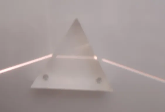 Fotografie a experimentului: fasciculul laser trecând printr-o prismă de sticlă