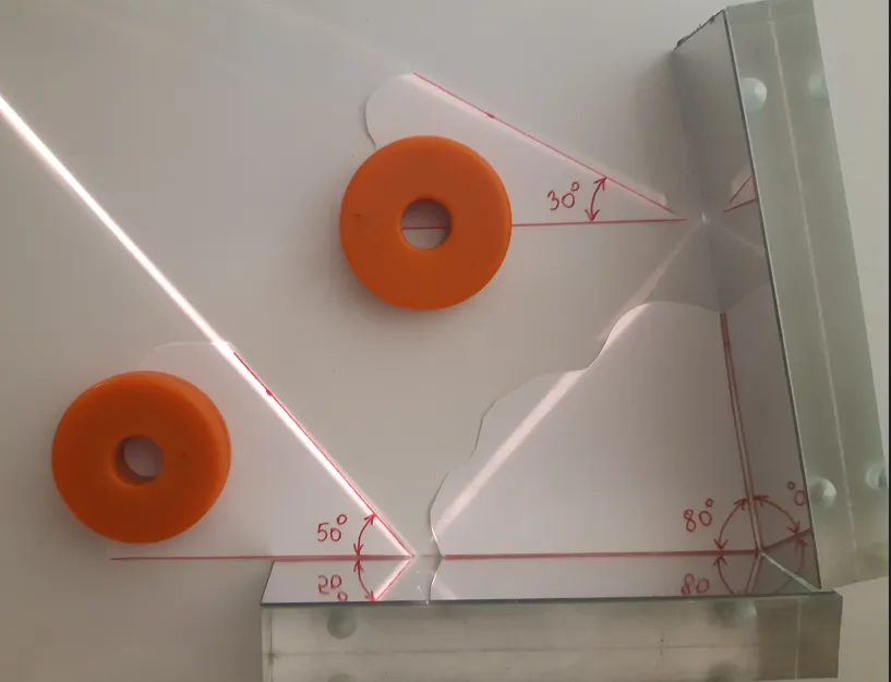 Reproducerea experimentală cu două oglinzi și o rază laser, cu unghiurile de 50° și 80° marcate pe montaj