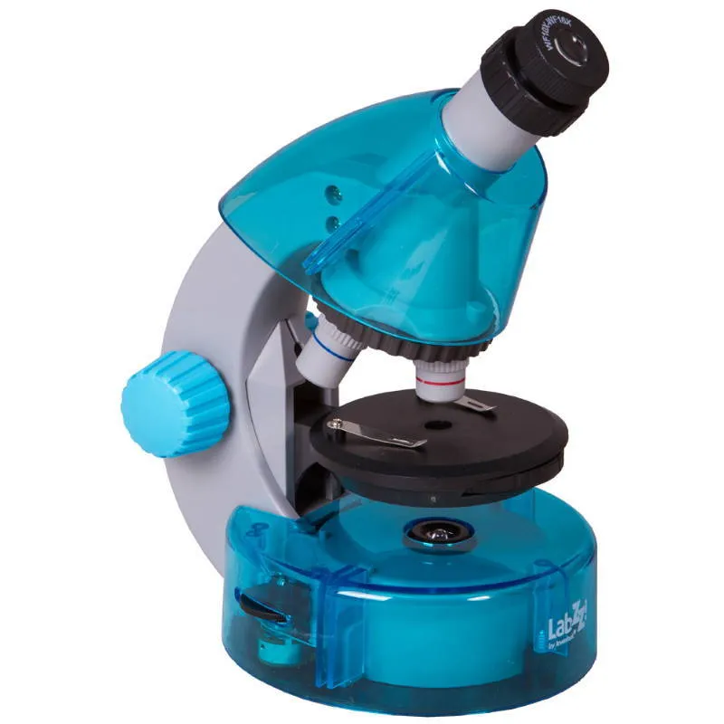 Microscop școlar albastru, văzut din lateral