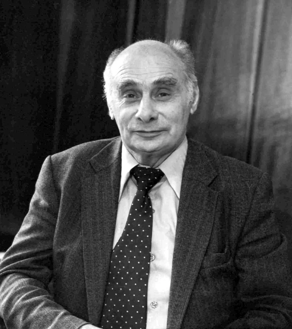 Portret fotografic alb-negru al fizicianului Gheorghi Fliorov