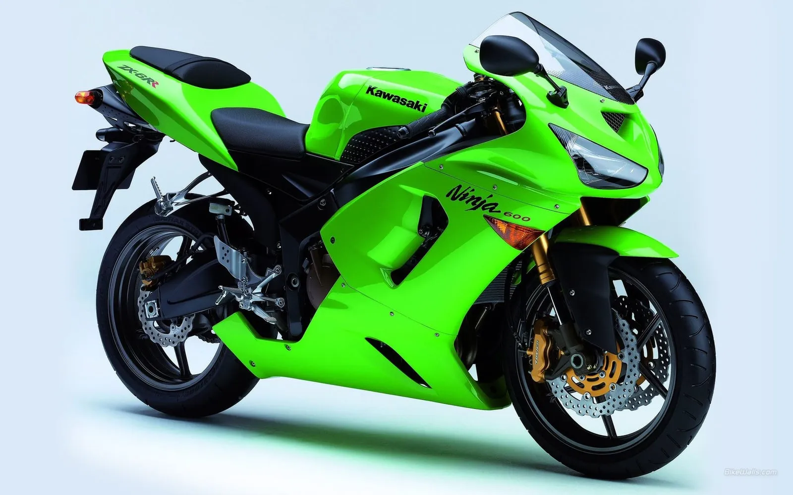 Motocicletă sport verde, văzută din lateral