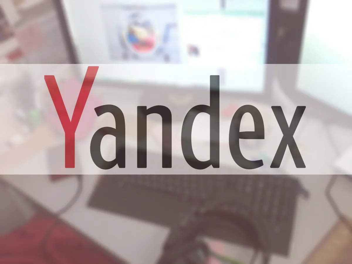 Logoul Yandex pe fundalul unui birou cu monitoare
