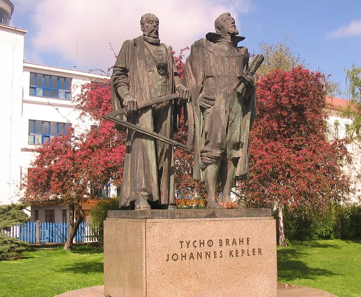 Monumentul lui Tycho Brahe și Johannes Kepler, cu numele lor gravate pe soclu