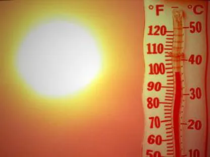 Termometru cu scale în Fahrenheit și Celsius, sub soarele arzător