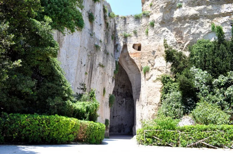 Intrarea înaltă în peștera „Urechea lui Dionysos”, săpată în stâncă albă